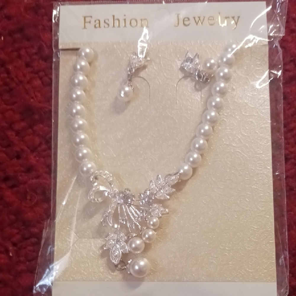 Elegant Pearl and Silver Jewelry Set